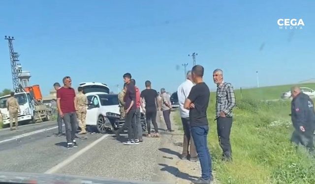 Mardin'de kaza: otomobil ticari araçla çarpıştı 2 yaralı