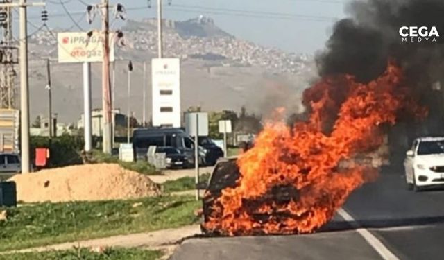Mardin’de park halindeki otomobil yandı