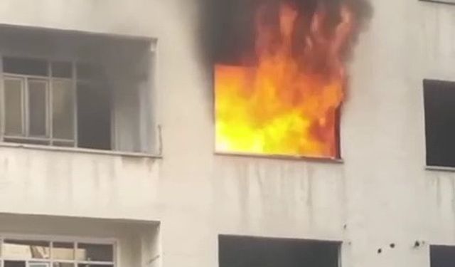 Ağır hasarlı binada çıkan yangın korkuttu