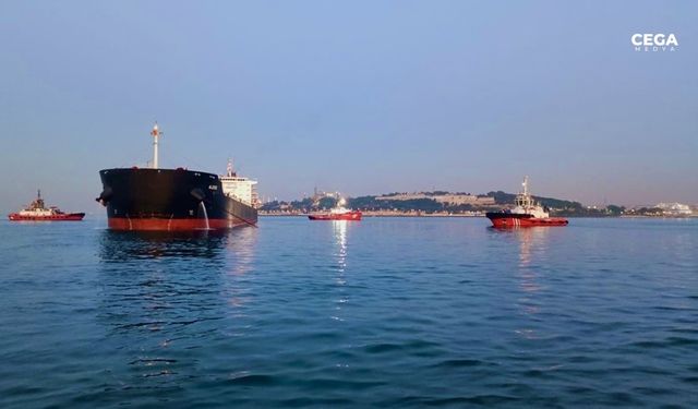 Boğazda yük gemisi karaya oturdu: Gemi trafiği çift yönlü askıya alındı