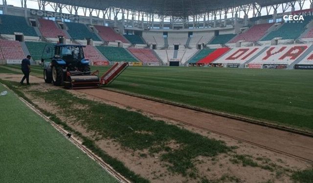 Diyarbakır stadyumunda çim yenileme çalışması