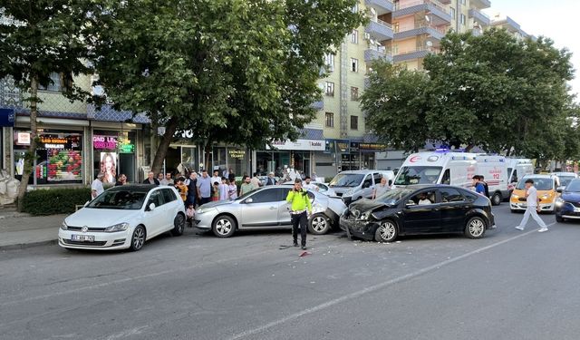 Diyarbakır'da 4 otomobil çarpıştı...