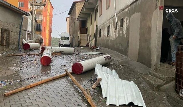 Diyarbakır Kulp'ta fırtına: Evin çatısı uçtu