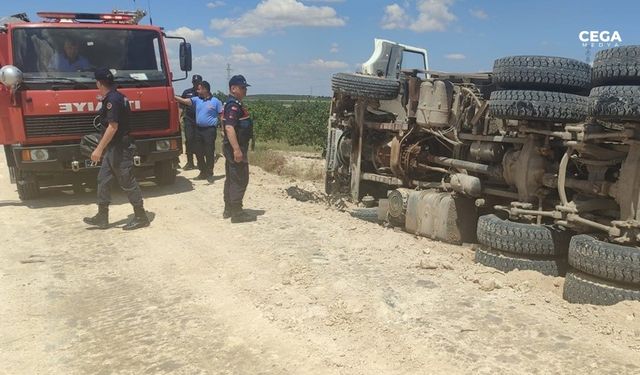 Kum yüklü kamyon devrildi: Sürücü ağır yaralı