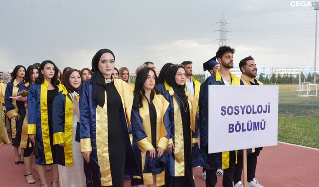 Diyarbakır üniversitesinde mezuniyet sevinci