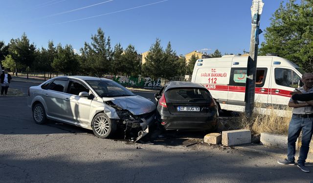 Diyarbakır'da iki otomobil çarpıştı