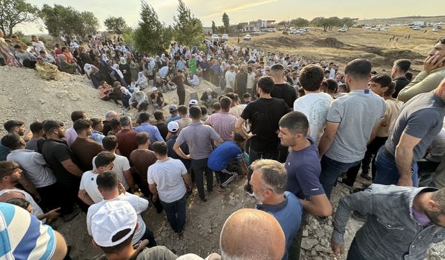 Diyarbakır'daki yangında ölen 8 kişi toprağa verildi.
