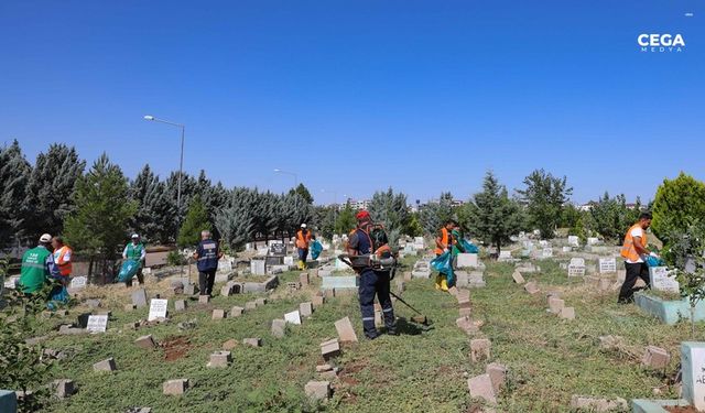 Diyarbakır’daki mezarlıklarda bayram temizliği