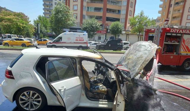 Diyarbakır’da park halindeki otomobil  yandı