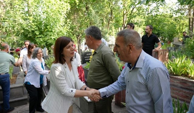 Diyarbakır'daki anmaya cezaevinden çıkan eski başkan da katıldı