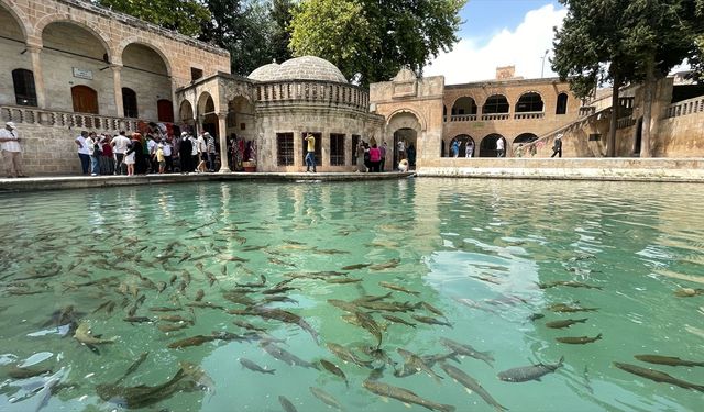 Turistler gündüz tarih, akşam müzik yolculuğunda