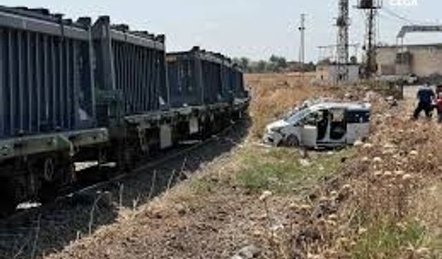 Diyarbakır’da hafif ticari araca tren çarptı: 2 yaralı