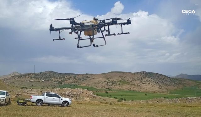 Siirt'te ilk kez çekirgeler için drone ile ilaçlama yapıldı