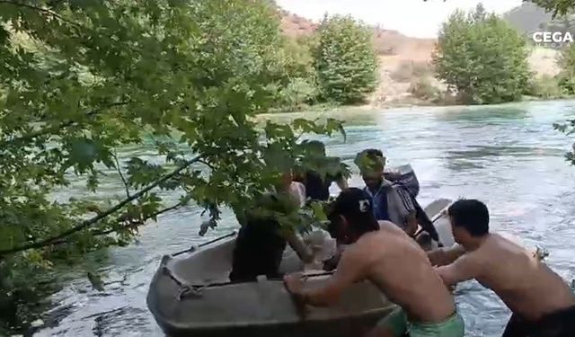 10 kişilik aile Dicle Nehri’nde mahsur kaldı