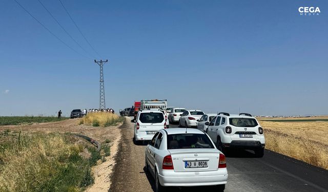 Diyarbakır’da sıcak asfalt için yol kapatma eylemi yaptılar