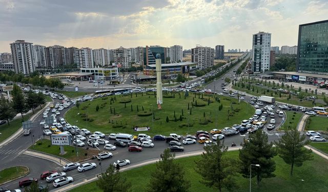 Diyarbakır'ın göbeğinde oldu, trafiği kilitledi