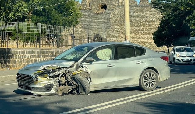 Diyarbakır Sur'da iki otomobil çarpıştı