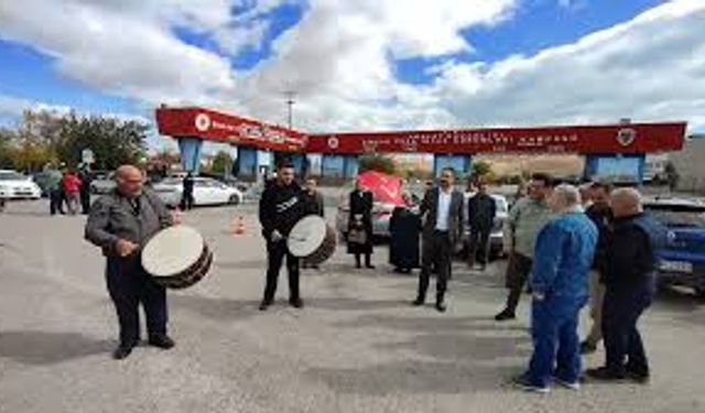 FETÖ elebaşı Gülen’in ölümünü davul zurna ile kutladılar