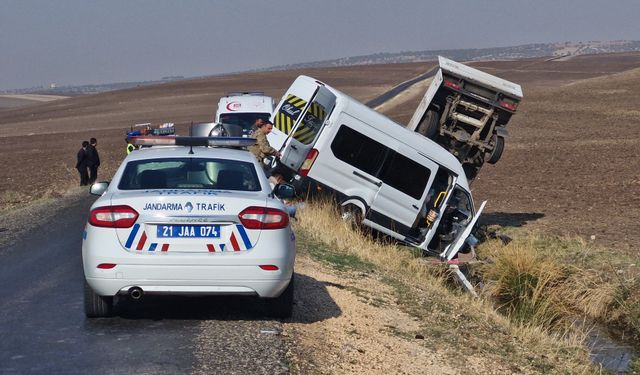 Diyarbakır’da 15'i öğretmen, 17 kişi, yaralandı