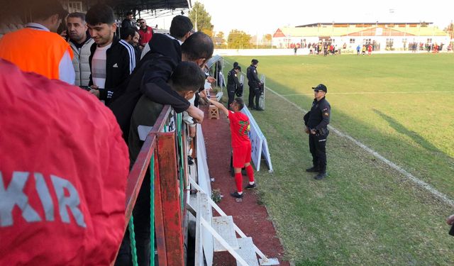 Maçtan sonra taraftarlar Amedspor efsane kaptanını bağrına bastı