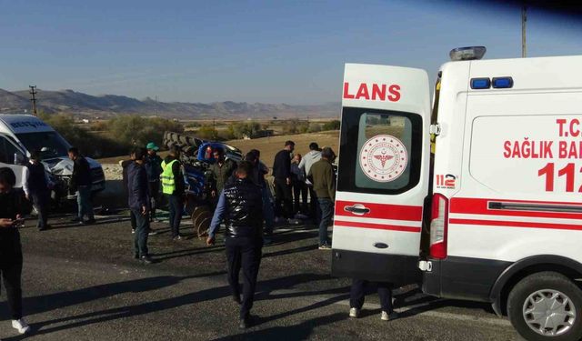 Batman'da minibüs  ile traktör çarpıştı,  yaralılar var