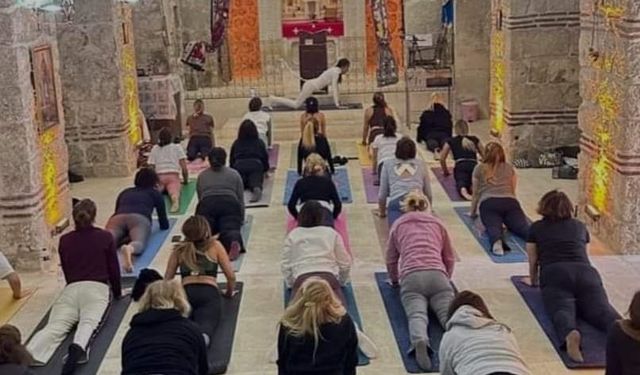 Tarihi kilisede yoga seasına büyük tepki