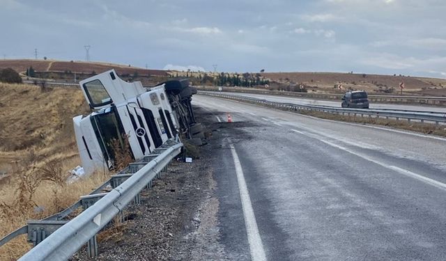 Adıyaman Gölbaşı’da tır devrildi