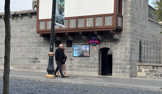 Diyarbakır’a geldiği günden beri halkın arasında korumasız giriyor