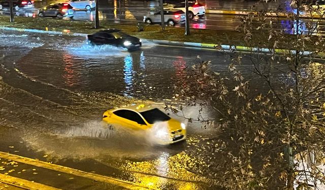 Diyarbakır'da yağmur hayat felç etti