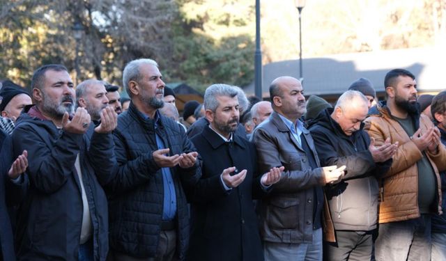 Babası için gıyabi namaz kılındı