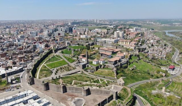 Diyarbakırlılar, komşuda görünce kolları sıvadı