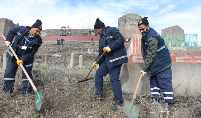 Diyarbakır'da mezarlıklar için  temizlik ekibi kuruldu