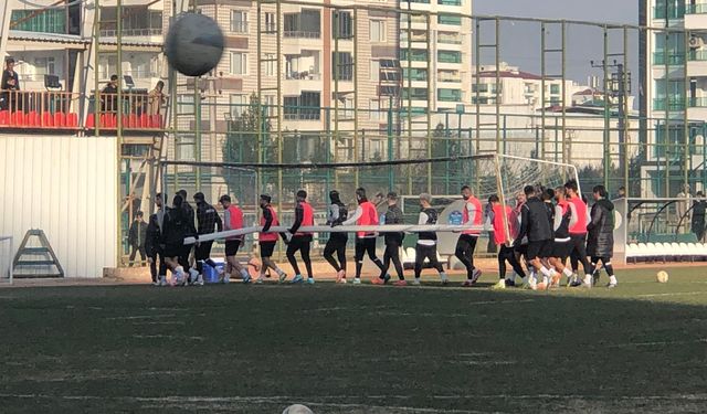 Amedspor’un en uzunu imzayı attı, sahaya çıktı