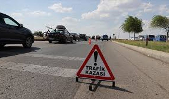 Otomobille hafif ticari araç çarpıştı