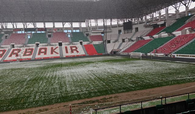 Diyarbakır Stadının zemini ısıtıldı, kar eridi