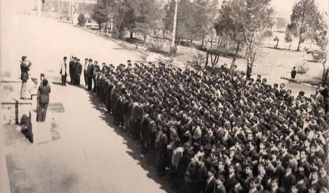 Diyarbakır'da, müdür ve öğretmen çalacak, öğrenciler söyleyecek