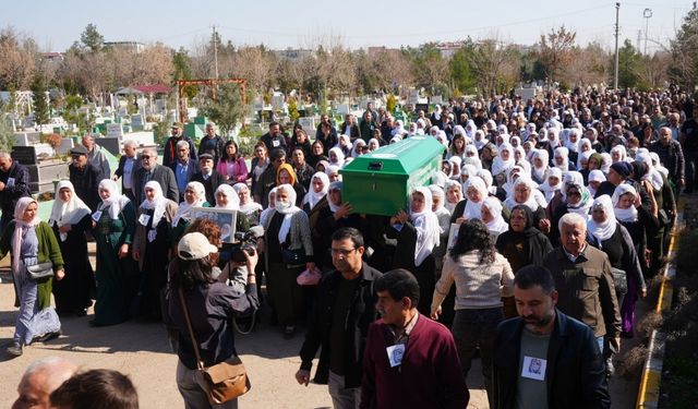 Diyarbakır Eş Başkanı Hatun, Barış Annesi Arat’ın cenaze töreninde