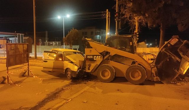 Adıyaman’da, otomobil iş makinesine çarptı: 1 yaralı