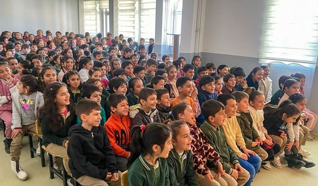Hacivat-Karagöz oyununu öğrencilerle buluşuyor