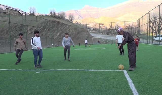 Hakkarili 63 yaşındaki çiftçinin futbol tutkusu