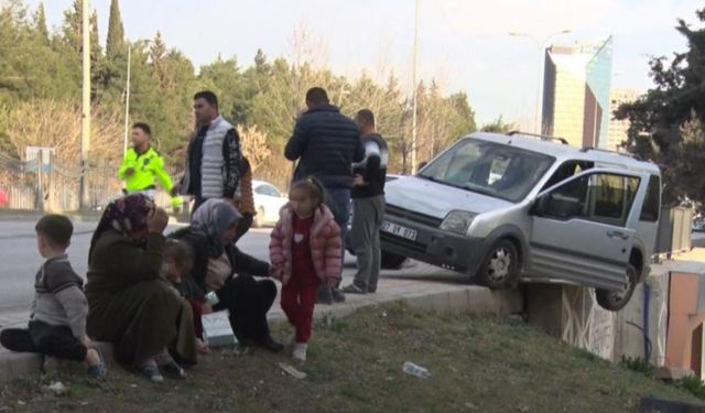 Araç köprüde asılı kaldı aile ölümden döndü
