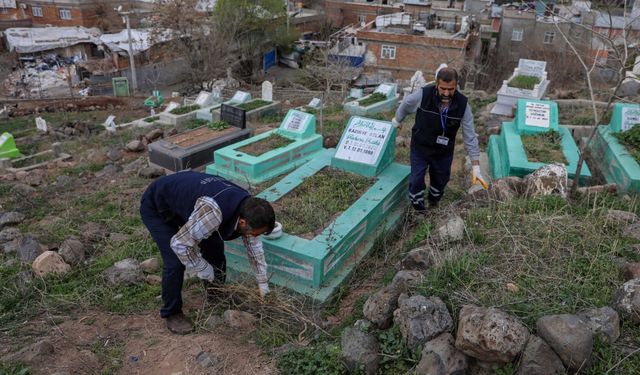 Diyarbakır’da mezarlıklarda Ramazan Bayramı temizliği