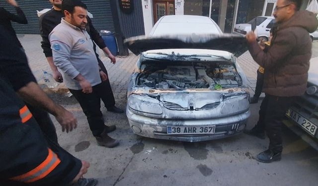Park halindeki otomobilde yangın