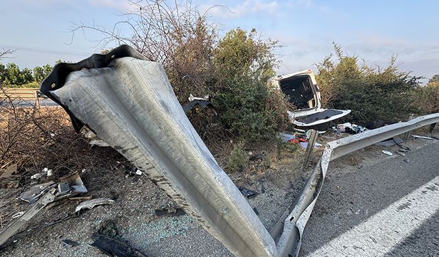Siirt'te otomobil refüje çarptı, bir yaralı