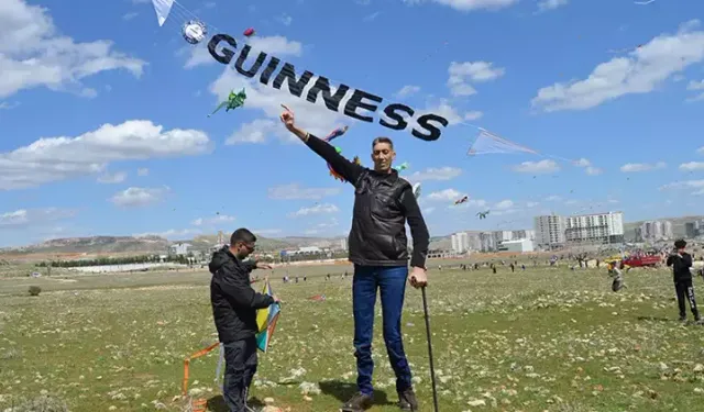 "Dünyanın en uzun adamı"nın uçurtma keyfi