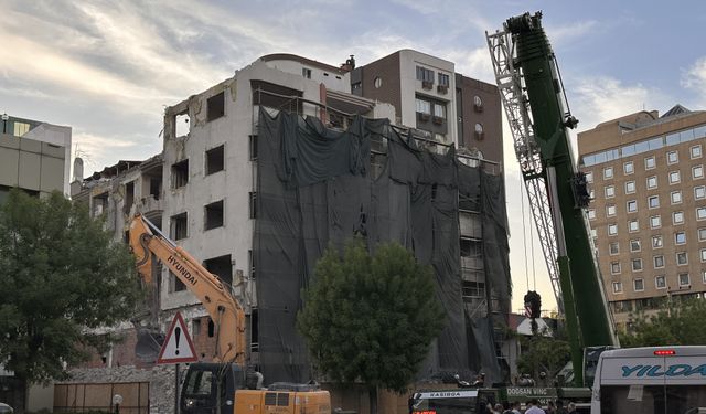 Ağır hasarlı bina yıkımında çökme meydana geldi