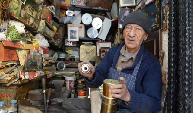 Teneke ustası 66 yıldır mesleğini icra ediyor