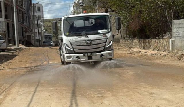 Bozduğu yollara parke taşı döşemek yerine su döküyor