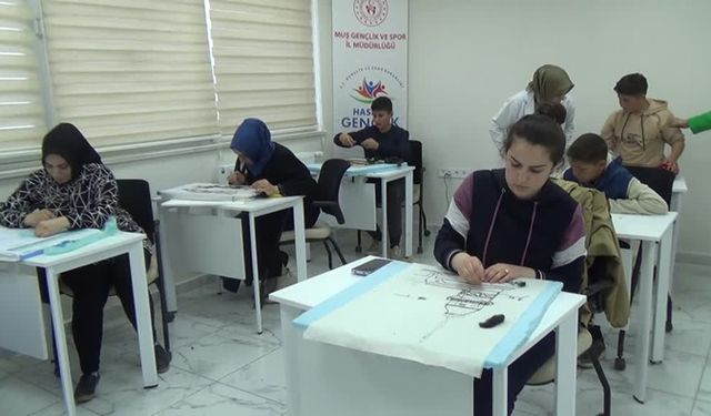Keçe iğneleme tekniğiyle tablo hazırlıyorlar