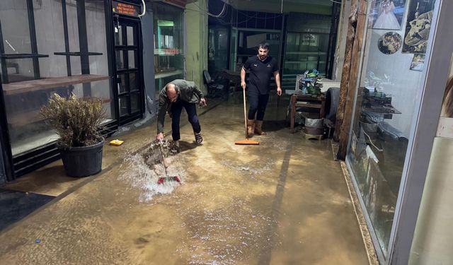 Diyarbakır'da pasajı su bastı, esnaf mağdur oldu